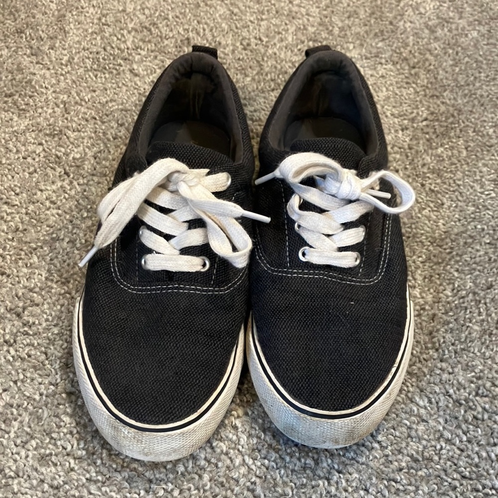 Universal Thread black causal shoe